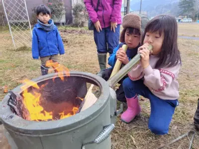 森の中で遊ぶ子どもたち